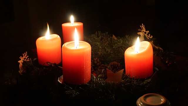 Která svíčka na adventním věnci se zapaluje první